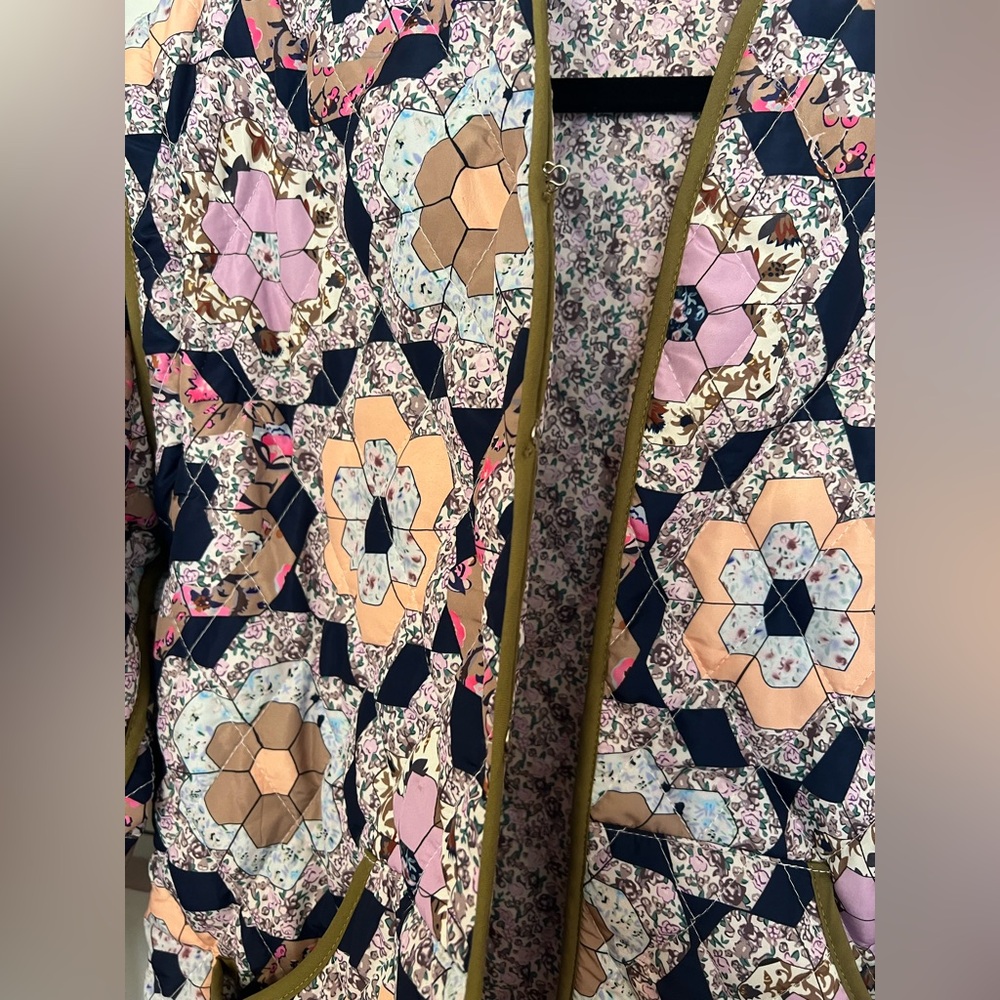 Quilted patchwork floral lightweight jacket convertible vest! - Picture 2 of 8
